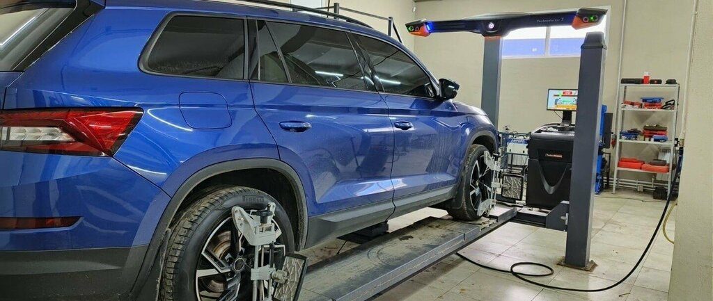 Автомобиль на стенде развала-схождения